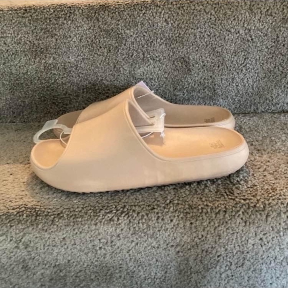 NWT WILD FABLE Slides